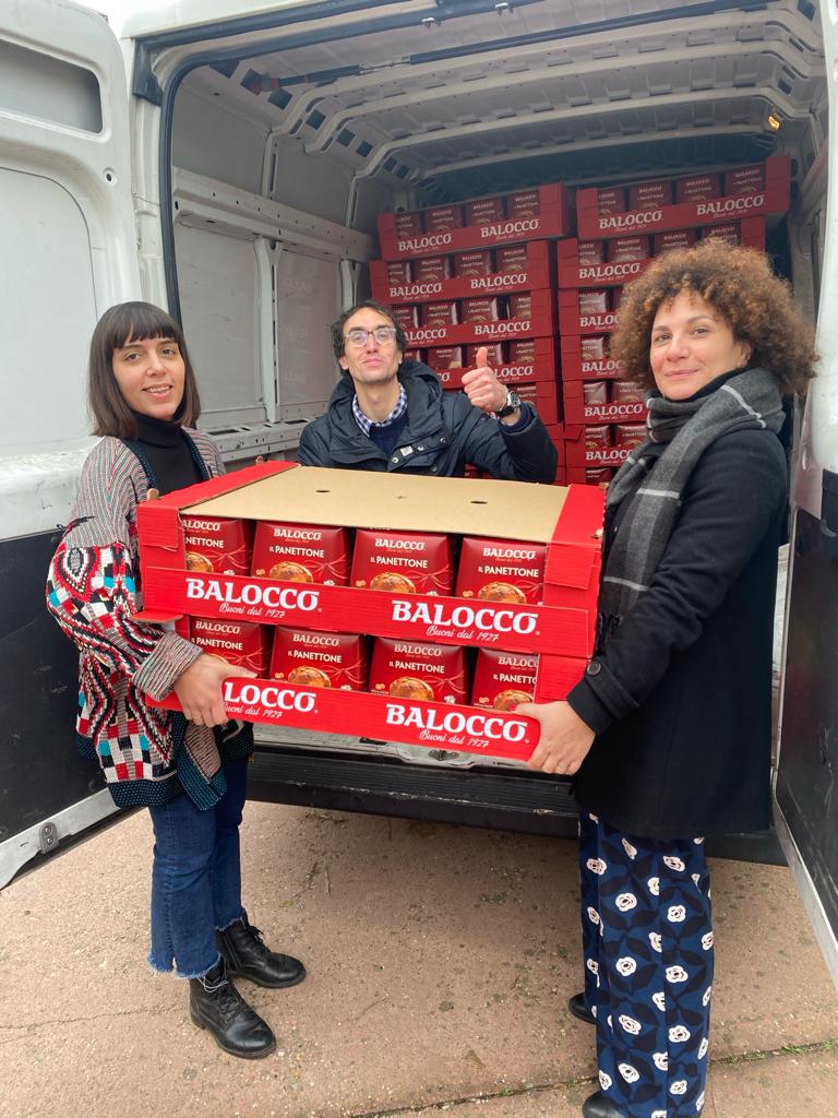 Consegna dei panettoni in diversi quartieri popolari